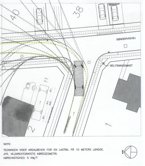 Detaljeret kort over vejhjørne med lastbilens kørelinjer. Viser arealbehov for en 10 meter lang lastbil samt placering af belysningsmast og vejforløb.